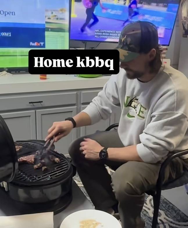 한국식 불판에 고기를 굽고 있는 와이스. /사진=와이스 부인 헤일리 SNS