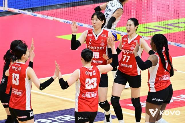 페퍼저축은행 선수들이 8일 한국도로공사전 득점 후 함께 기뻐하고 있다. /사진=KOVO 제공