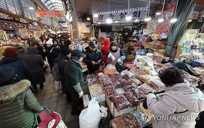 설 앞두고 붐비는 전통시장 [연합뉴스 자료사진]