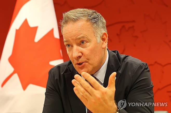 연합뉴스와 인터뷰하는 스티븐 퓨어 캐나다 국방조달 특임장관 (서울=연합뉴스) 김주형 기자 = 스티븐 퓨어 캐나다 국방조달 특임장관이 서울 중구 주한 캐나다 대사관에서 연합뉴스와 인터뷰하고 있다. 2026.2.8 kjhpress@yna.co.kr