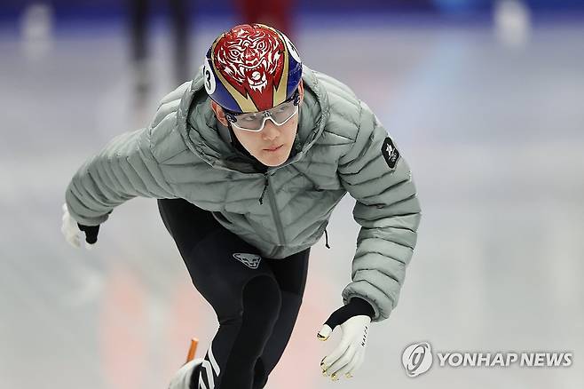훈련하는 쇼트트랙 임종언 (밀라노=연합뉴스) 서대연 기자 = 2026 밀라노·코르티나담페초 동계올림픽 개막일인 6일(현지시간) 이탈리아 밀라노 아이스스케이팅 아레나에서 쇼트트랙 대표팀 임종언이 훈련하고 있다. 2026.2.6 dwise@yna.co.kr