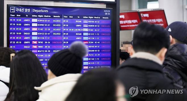 제주공항 결항, 결항 (제주=연합뉴스) 고성식 기자 = 8일 제주국제공항에 많은 눈이 내려 제설작업으로 공항 운영이 오전 한때 중단된 가운데 제주공항 운항 안내판에 결항과 지연 편들이 안내되고 있다. 2026.2.8 koss@yna.co.kr