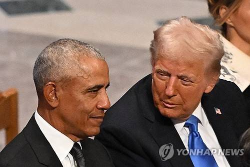 오바마와 트럼프 (워싱턴DC AFP=연합뉴스) 2025년 1월 9일 미국 워싱턴 내셔널 성당에서 열린 지미 카터 전 미국 대통령의 국가장 영결식에서 도널드 트럼프(오른쪽) 당시 대통령당선인이 버락 오바마(왼쪽) 전 대통령과 얘기를 나누고 있다. (Photo by Mandel NGAN / AFP) 2026.2.8.