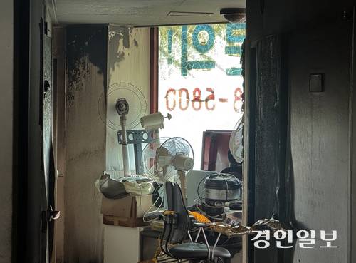 9일 오전 수원시 팔달구 고등동의 한 고시원 건물에서 불이 나 2명이 크게 다쳤다. 사진은 화재 현장의 내부 모습. 2026.2.9 /마주영기자 mango@kyeongin.com