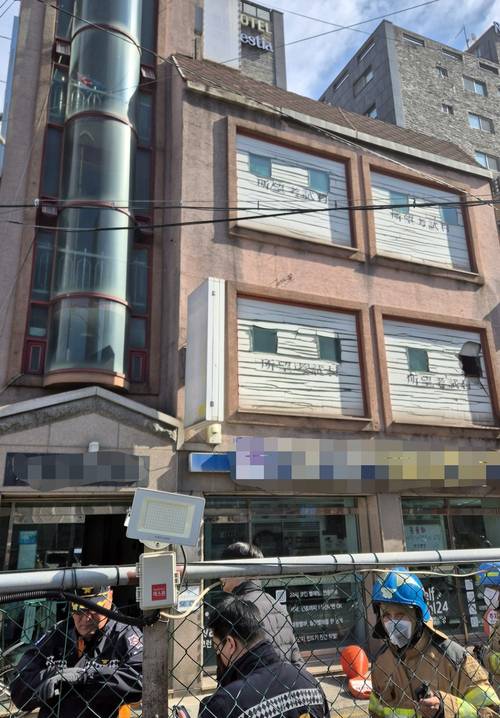9일 오전 수원시 팔달구 고등동의 한 고시원 건물에서 불이 나 2명이 크게 다쳤다. 사진은 화재 현장의 외부 모습. 2026.2.9 /경기도소방재난본부 제공