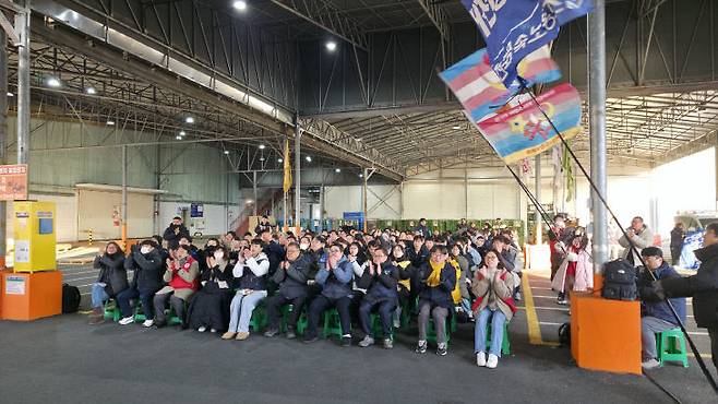 이날 참가자들이 서로에 대한 격려의 박수로 희망찬 미래를 기약하고 있다.