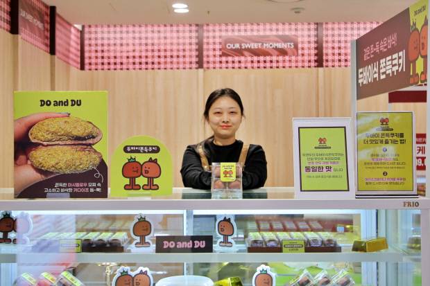 광주신세계 '두앤두' 팝업스토어에서 직원이 '두바이식 쫀득 쿠키'를 선보이고 있다. 광주신세계 제공