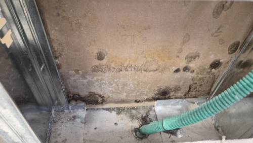 ◇K건설이 양양읍에 건설한 모 아파트 내부. 권 모씨가 계약한 아파트로 누수외 곰팡이 등 하자가 발생했다.