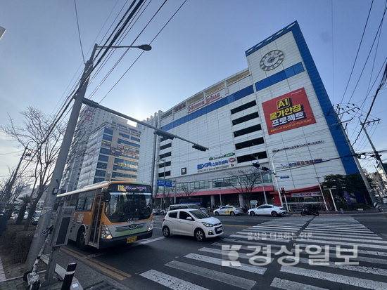 ▲ 폐점 위기를 가까스로 넘긴 울산 동구 홈플러스 점포에서 이번에는 임금 체불 문제가 불거지며 노동자들의 생계 불안이 커지고 있다. 이같은 상황에서 임금 체불 노동자에 대한 지자체 지원 제도인 '동구 노동복지기금'이 현실적인 안전망이 될 수 있을지 관심이 쏠린다.