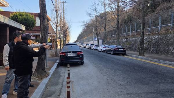 9일 오후 창원시 의창구 명서동 주택가의 한 이면도로에 황색복선이 그어져 있다. 주택가 거주 주민들이 집 앞에 설정된 주·정차 금지구역을 가리키고 있다. /안지산 기자