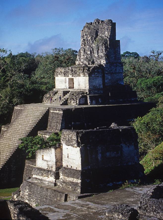 티칼 유적의 중심인 ‘그란 플라사’에 우뚝솟아 있는 피라미드