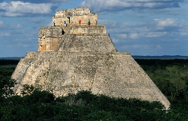 난쟁이가 하룻 저녁에 쌓았다는 욱스말의 피라미드