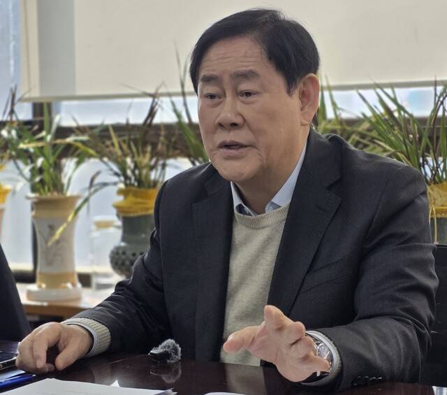 6·3 지방선거 경북도지사 출마를 선언한 최경환 전 경제부총리가 8일 대구일보와의 인터뷰에서 용인 반도체 지방 분산 등에 대한 견해를 밝히고 있다. 김용국 기자