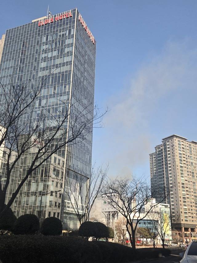 9일 오후 2시13분께 대구 중구 종로 2층짜리 상가 건물에서 불이 나 소방 당국이 진화 중이다. 독자 제공