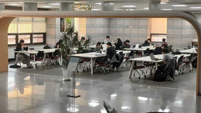 지난 7일 계명대 동산도서관에 학생들이 공부를 하고 있다. 김명규 기자