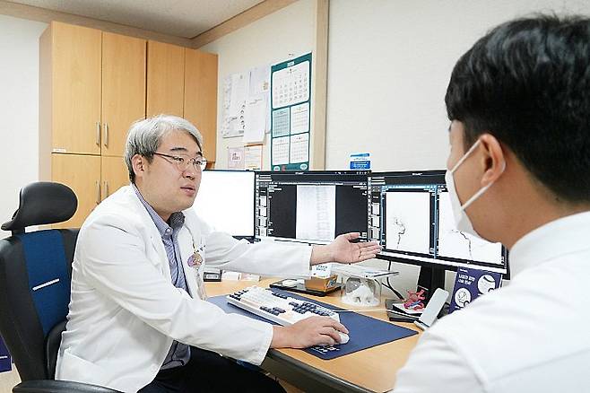 조선대학교병원 뇌신경외과 김재호 교수가 모야모야병 환자를 진료하고 있다. 조선대병원 제공