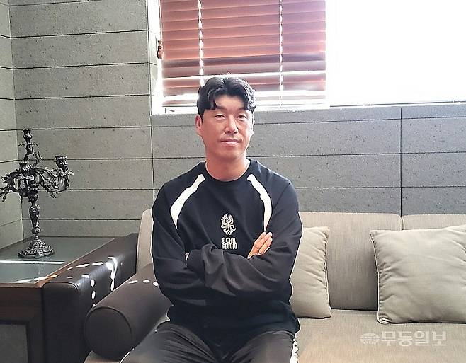 남해 스포츠파크에서 인터뷰 중인 이정규 감독.