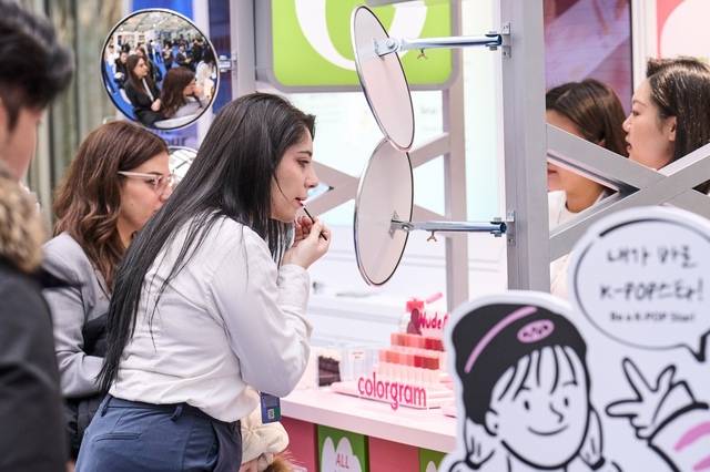 CJ가 밀라노 코리아하우스 홍보관에 K푸드-콘텐츠-뷰티를 함께 즐길 수 있는 체험 공간을 마련했다.(CJ그룹 제공)