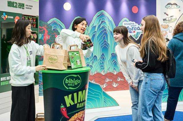 CJ가 밀라노 코리아하우스 홍보관에 K푸드-콘텐츠-뷰티를 함께 즐길 수 있는 체험 공간을 마련했다.(CJ그룹 제공)