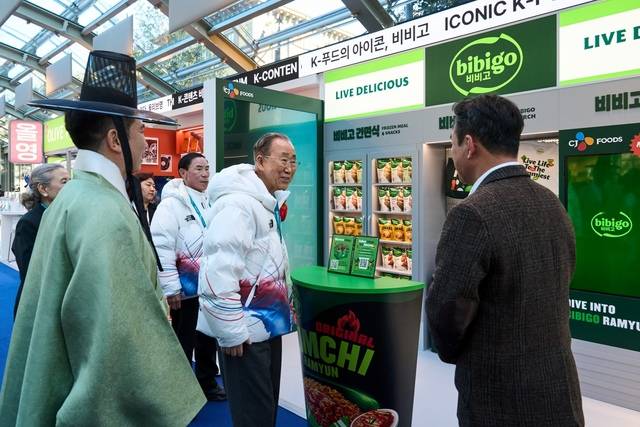 지난 5일 열린 밀라노 코리아하우스 개관식에서 반기문 전 UN 사무총장과 유승민 대한체육회장이 홍보관을 둘러보고 있다.(CJ그룹 제공)