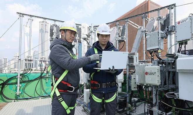 LG유플러스 임직원이 서울역 인근 네트워크 장비를 점검하고 있는 모습.[사진=LG유플러스]