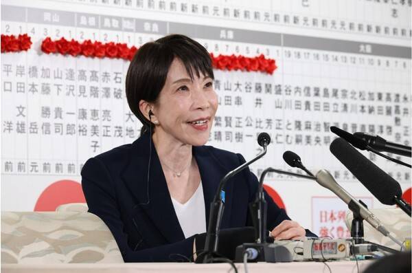 중의원선거에서 대승한 자민당의 다카이치 사나에 총재(일본총리)가 개표 도중 자민당 개표센터에서 상기된 표정으로 기자들 질문에 답하고 있다.&nbsp; 아사히신문 2월 9일