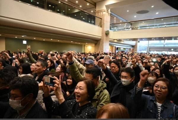 지난 1월 31일 가와사키 시내 다카이치 총리 유세 지원 연설장에 몰려든 군중. 젊은 유권자들도 많았다.&nbsp; 마이니치신문 2월 9일