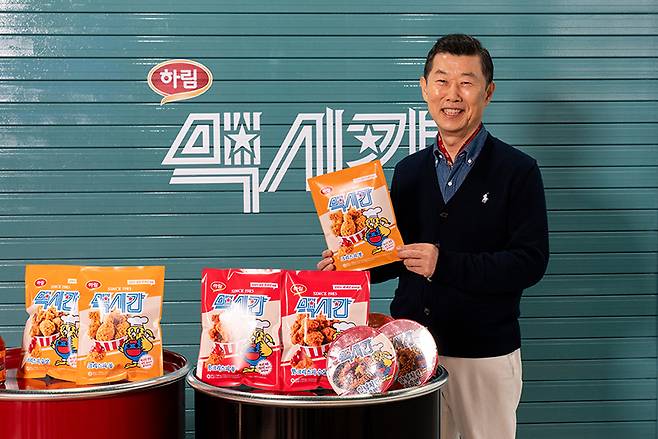 맥시칸 치킨을 소개하는 김홍국 하림 회장/사진=하림