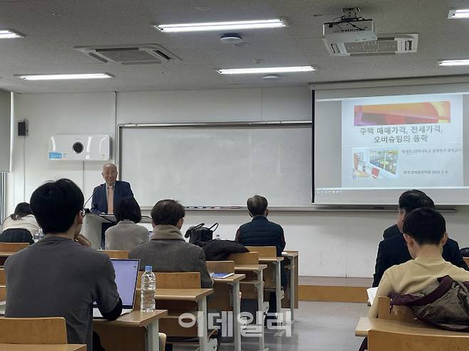 장세진 인하대학교 경제학과 명예교수는 6일 서울 흑석동 중앙대에서 열린 ‘2026 경제학 공동학술대회’에서 논문을 발표하고 있다. (사진=이정윤 기자)