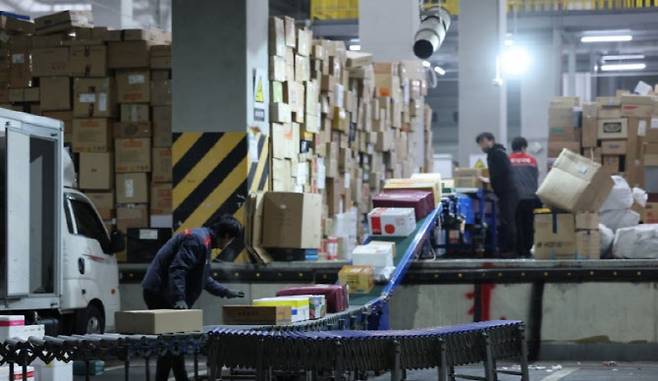 이른 새벽부터 시작되는 택배 분류 작업 (사진=연합뉴스)