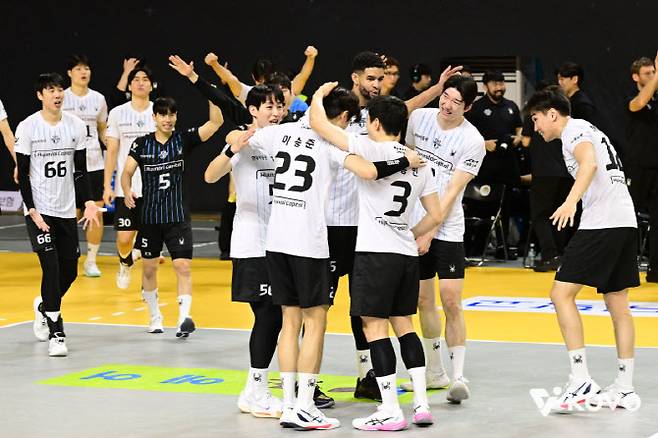 현대캐피탈이 KB손해보험을 꺾은 뒤 기뻐하고 있다. 사진=KOVO