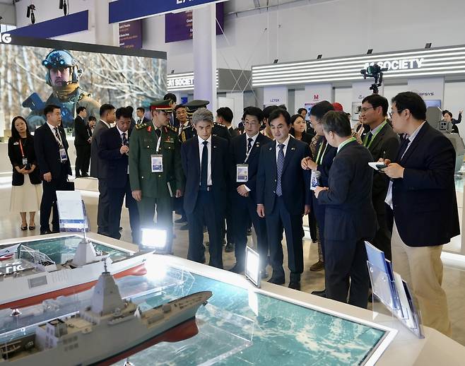 안규백 국방부 장관이 8일(현지시간) 사우디아라비아 수도 리야드에서 열린 '국제방산전시회(WDS) 2026' HD현대중공업 부스를 방문해 회사 관계자의 설명을 듣고 있다. (한국방위산업진흥회 제공)