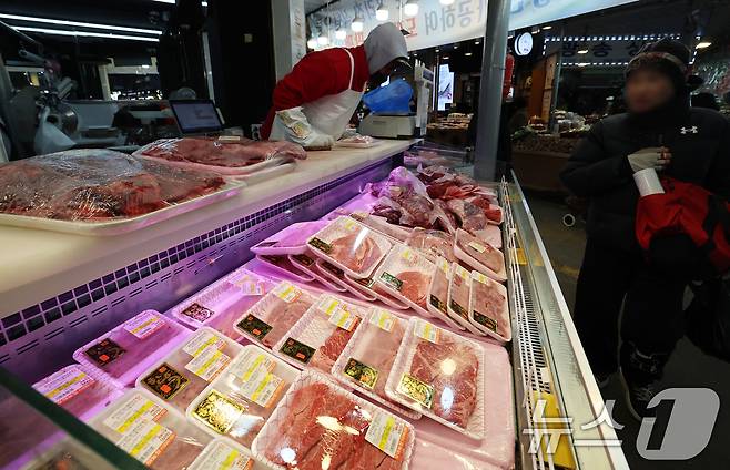 지난달 28일 오전 서울 동대문구의 한 전통시장에서 시민들이 한우를 구매하고 있다. ⓒ 뉴스1 오대일 기자