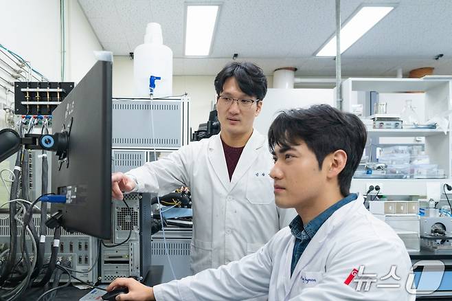 신소재공학과 엄광섭  소장(왼쪽)과 이창현 박사과정생이 실험을 하고 있다.(지스트 제공, 재판매 및 DB 금지)/뉴스1