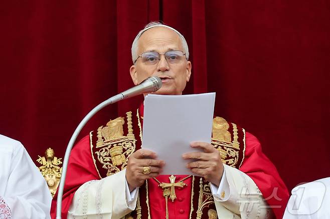 레오 14세 교황이 25일(현지시간) 바티칸 성 베드로 대성당 중앙 발코니에서 전통적인 성탄절 연설인 '우르비 에트 오르비(Urbi et Orbi)'를 도시와 전 세계에 전달하고 있다. 2025.12.25. ⓒ 로이터=뉴스1