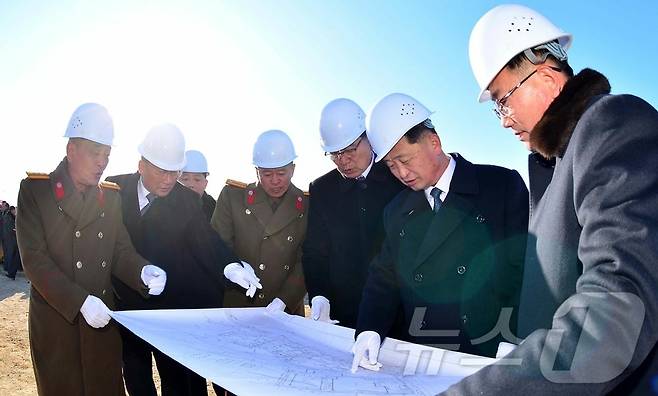 (평양 노동신문=뉴스1) = 북한 노동당 기관지 노동신문은 9일 봉산군, 시증군, 신흥군, 통천군 지방공장 착공식이 전날 현지에서 진행됐다고 보도했다. 김덕훈 당 경제비서(오른쪽 두 번째)가 현지에서 사업 지침을 내리고 있다. [국내에서만 사용가능. 재배포 금지. DB 금지. For Use Only in the Republic of Korea. Redistribution Prohibited] rodongphoto@news1.kr