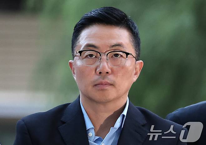 김건희 여사 일가의 '집사'로 알려진 김예성 씨가 12일 인천국제공항에서 체포돼 서울 종로구에 마련된 김건희 특검팀(특별검사 민중기) 사무실로 조사를 받기 위해 출석하고 있다. 2025.8.12 ⓒ 뉴스1 김성진 기자