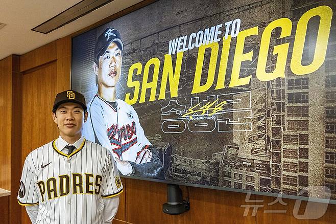미국 프로야구 메이저리그(MLB) 샌디에이고 파드리스가 23일(한국시간) 송성문 영입을 공식 발표했다. 사진은 샌디에이고 파트리스 유니폼을 입은 송성문. (키움 히어로즈 제공. 재판매 및 DB금지) 2025.12.23 ⓒ 뉴스1