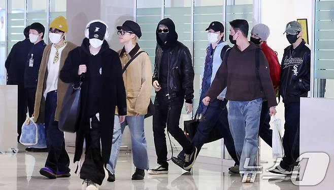 그룹 방탄소년단(BTS) RM, 제이홉, 슈가, 정국, 지민, 진, 뷔가 해외 일정을 마치고 9일 오후 인천국제공항을 통해 귀국하고 있다.  2026.2.9 ⓒ 뉴스1 박지혜 기자