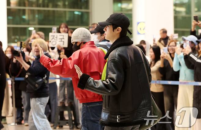 방탄소년단(BTS) 진과 뷔가 해외 일정을 마치고 9일 오후 인천국제공항을 통해 귀국하고 있다.  2026.2.9 ⓒ 뉴스1 박지혜 기자