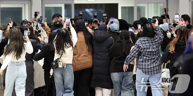 그룹 방탄소년단(BTS) RM, 제이홉, 슈가, 정국, 지민, 진, 뷔가 해외 일정을 마치고 9일 오후 인천국제공항을 통해 귀국하자 팬들이 뒤따르고 있다.  2026.2.9 ⓒ 뉴스1 박지혜 기자