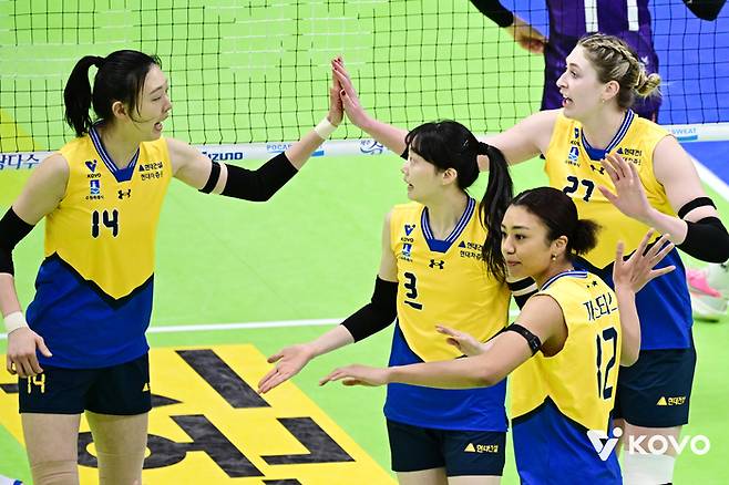 하이파이브를 하는 양효진과 카리. 제공 | 한국배구연맹