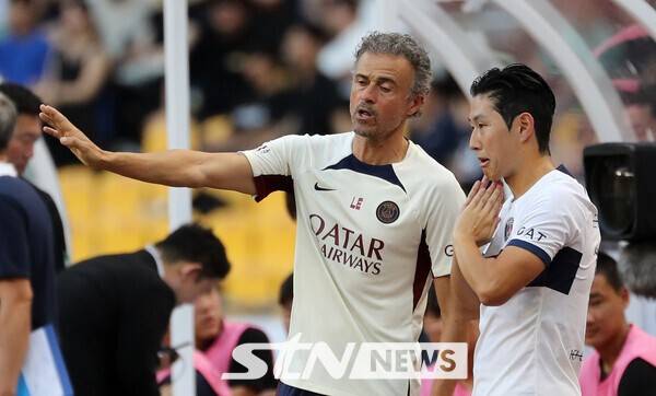 파리 생제르맹(PSG) 루이스 엔리케 감독과 이강인. /사진=뉴시스