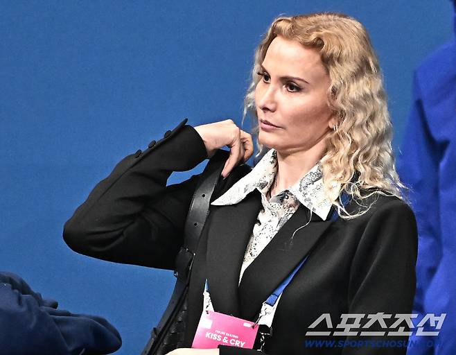 8일 이탈리아 밀라노 아이스스케이팅 아레나에서 열린 피겨 팀이벤트 남자싱글. 연기를 펼치고 있는 조지아 애가지 니카의 코치로 올림픽 나선 투트베리제. 밀라노(이탈리아)=송정헌 기자songs@sportschosun.com/2026.02.08/