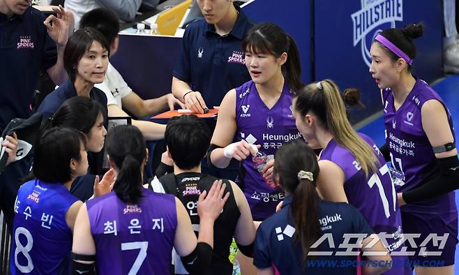 9일 수원체육관에서 열린 V리그 현대건설과 흥국생명의 경기. 흥국생명 요시하라 토모코 감독이 작전 지시를 하고 있다. 수원=박재만 기자 pjm@sportschosun.com/2026.02.09/