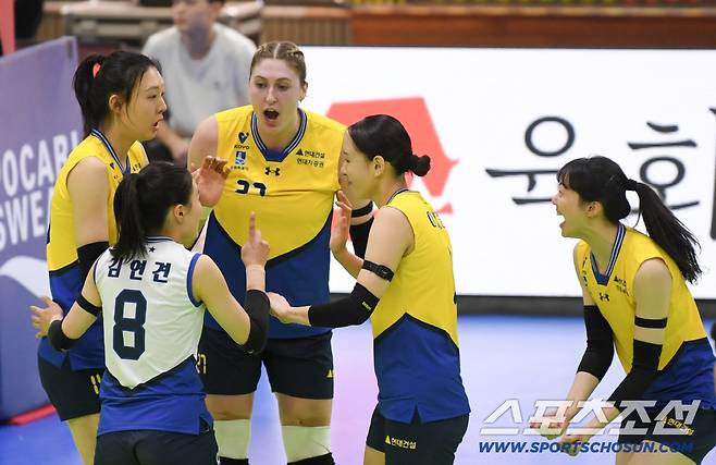 9일 수원체육관에서 열린 V리그 현대건설과 흥국생명의 경기. 승리한 현대건설 선수들이 기뻐하고 있다. 수원=박재만 기자 pjm@sportschosun.com/2026.02.09/