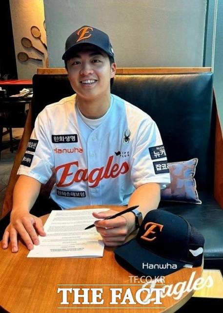 왕옌청은 일본 프로야구 라쿠텐 골든이글스에서 선발 수업을 받아온 유망주다. 한화가 아시아쿼터로 왕옌청을 영입하자 일본 언론 조차 놀라움을 금치 못했다. /한화 이글스