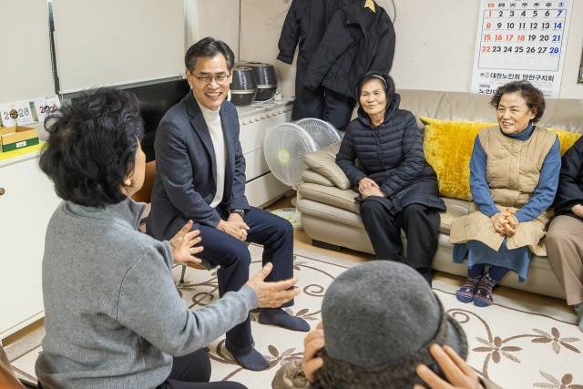 이기재 양천구청장이 목2동 소재 경로당을 찾아 어르신들과 소통하고 있다. /양천구