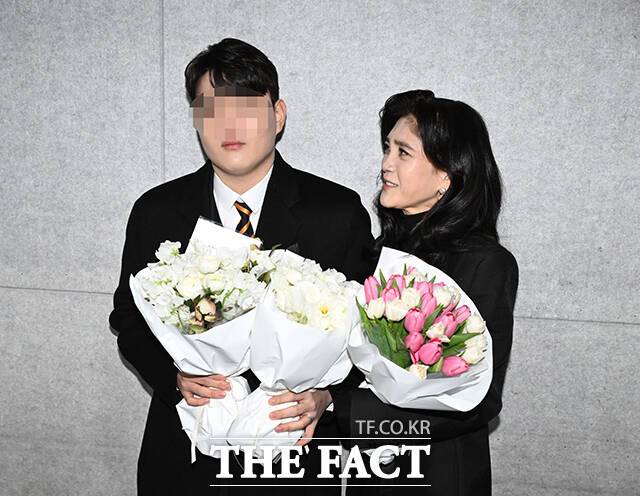 이부진 호텔신라 사장이 9일 오전 서울 강남구 휘문고등학교에서 열린 아들 임동현 군의 졸업식에 참석해 기념사진을 촬영하고 있다./휘문고=박헌우 기자