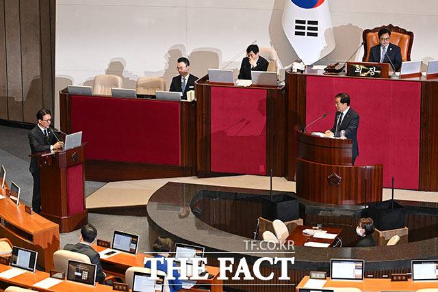 윤후덕 더불어민주당 의원(오른쪽) 질의에 답하는 김민석 국무총리.